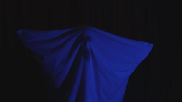 Дух призрака медленно плывет вниз исчезая в темно-синем фоне ночью — стоковое видео