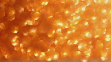 Altın rengi bulanık Bokeh ışıkları bayram kutlamalarını arka plana taşıyor 