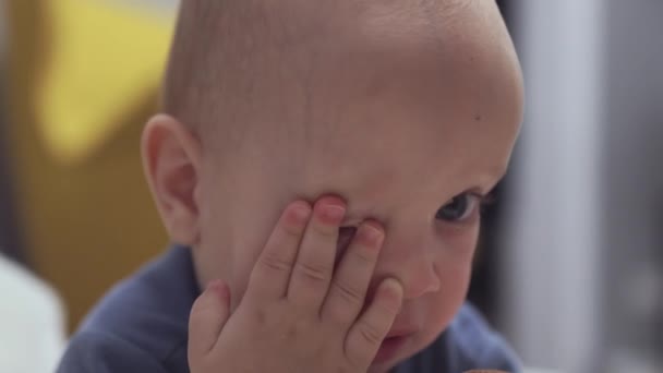 Close-up μωρό ροζ μάτι επιπεφυκίτιδα σε καυκάσιος βρέφος λοίμωξη του προσώπου — Αρχείο Βίντεο