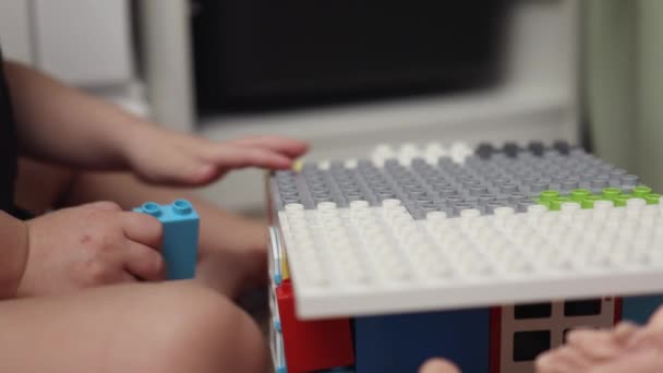 Bambino bambino giocando mattoni colorati costruttore blocchi bambino concetto di attività — Video Stock