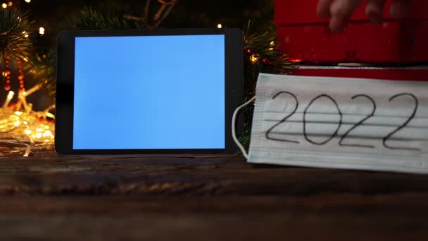 Noël rouge boîte cadeau comprimé gadget écran bleu médecine masque de protection 2022 — Video