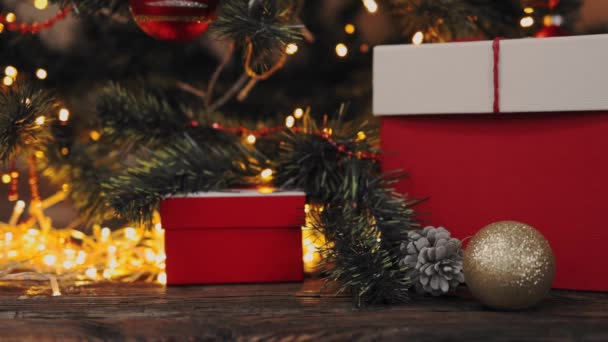 Natal fundo decorado abeto piscando luzes vermelho presente caixas ornamentos — Vídeo de Stock