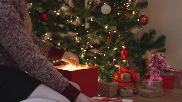 Mano colocación de bola de adorno de vidrio en árbol de Navidad decorado caja de regalo roja artesanal — Vídeos de Stock