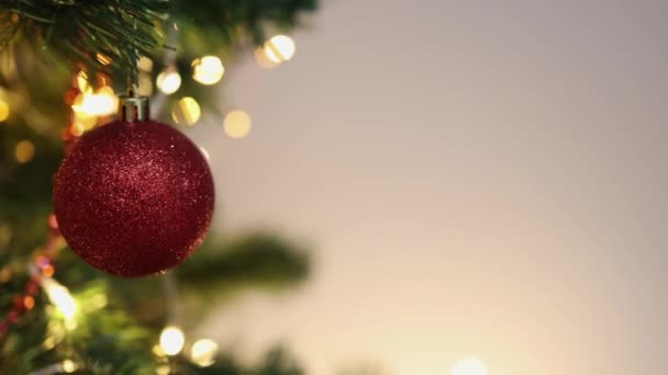 Árbol de Navidad decorado luces parpadeantes y bolas rojas blancas sobre fondo blanco — Vídeos de Stock