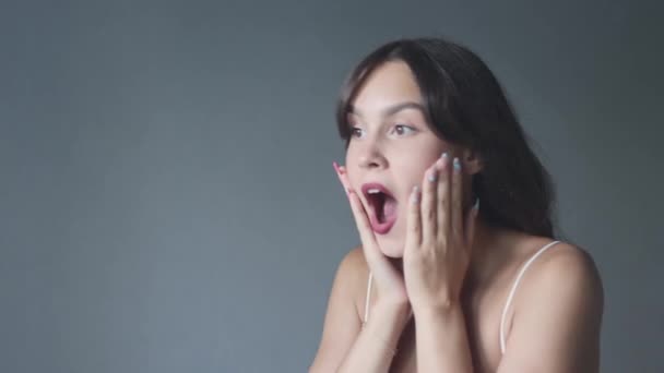 Portré fiatal nő fojtogatott meglepett száj nyitott kéz az arcon szemek széles — Stock videók