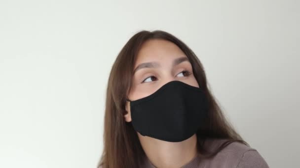 검은 색 보호용 의료용 마스크를 쓴 젊은 갈색 머리의 여성 의사 진 — 비디오