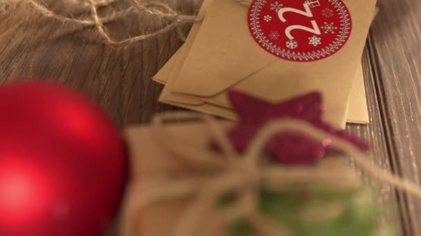 Fazendo Natal advento calendário DIY artesanato caseiro envelopes números adesivos — Vídeo de Stock