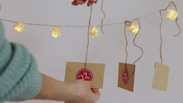 DIY kerst advent kalender zelfgemaakte ambachtelijke enveloppen datum nummers dag opknoping — Stockvideo