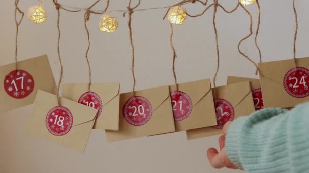 DIY karácsonyi adventi naptár házi készítésű kézműves borítékok dátum számok nap akasztás — Stock videók