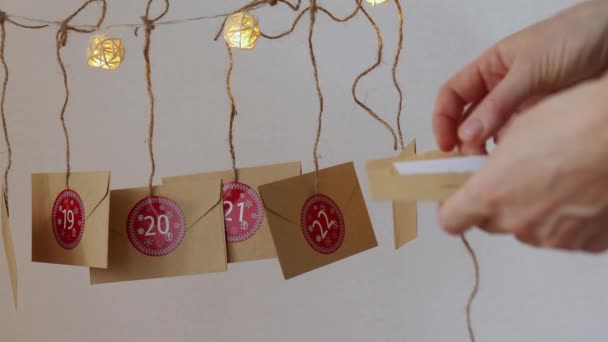 DIY Noel arifesi takvimi ev yapımı el işi zarfları tarih günleri asılı — Stok video