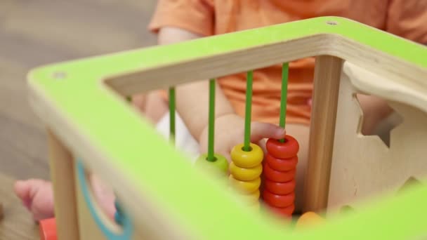 Winzige Baby Kind Kleinkind Hände spielen bunte hölzerne Abakus-Spielzeug — Stockvideo
