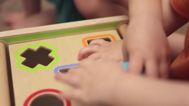 Kleine Baby-Kinder spielen hölzerne pädagogische Sortierer verschiedene Blöcke Form Spielzeug — Stockvideo