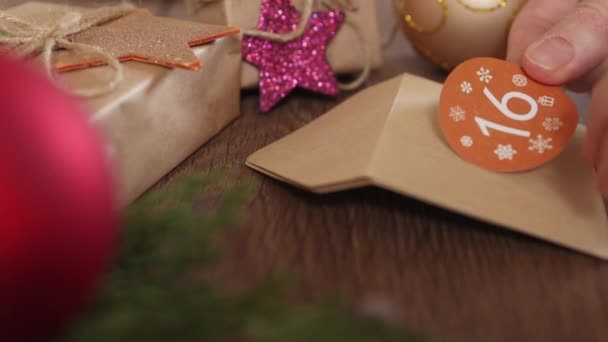 Hacer Navidad advenimiento calendario DIY artesanía sobres números pegatinas — Vídeo de stock