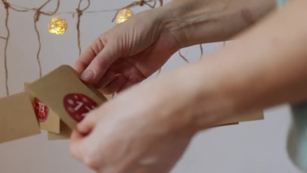 DIY jul adventskalender hemgjorda hantverk kuvert datum nummer dag hängande — Stockvideo