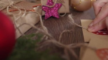 Yılbaşı takviminin ilk adımları: el işi zarfları sayı etiketleri ipler hediyeler