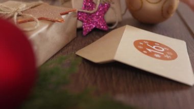 Yılbaşı takvimi hazırlamak ev yapımı el işi el yapımı el işleri rakam etiketleri yapıştırmak 