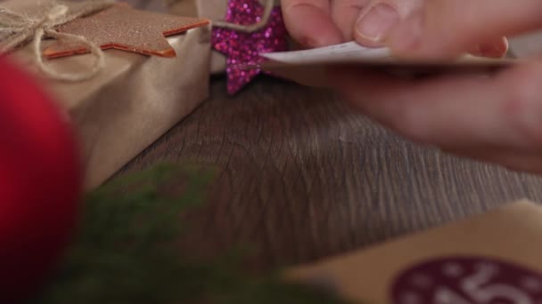 Hacer Navidad advenimiento calendario DIY artesanía sobres números pegatinas — Vídeo de stock