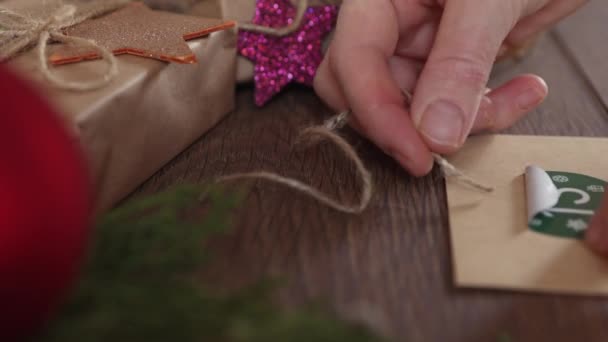 Calendario de adviento de Navidad pasos de bricolaje: sobres artesanales números pegatinas cuerdas regalo — Vídeo de stock
