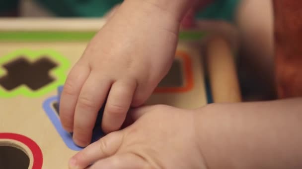 Małe dziecko dzieci gra drewniany sorter edukacyjny różne bloki kształt zabawki — Wideo stockowe