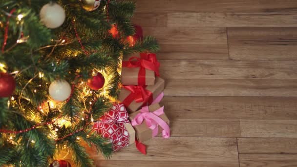 背景圣诞寒假：装饰冷杉树、礼品盒、红弓 — 图库视频影像
