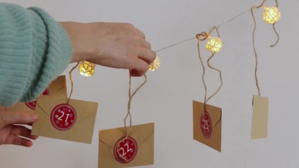 DIY Calendario de Adviento de Navidad sobres artesanales caseros fecha números día colgando — Vídeo de stock