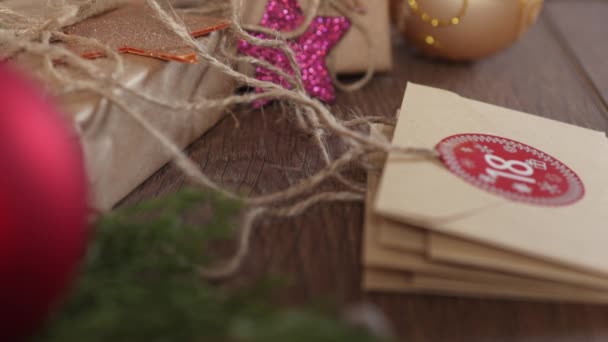 Herstellung von Weihnachts-Adventskalender DIY selbstgemachte Bastelumschläge Nummernaufkleber — Stockvideo