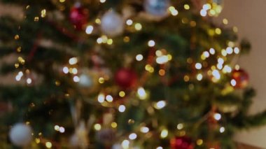 Bulanık Noel arkaplanındaki köknar ağacı yanıp sönen ışıklar yeşil kırmızı