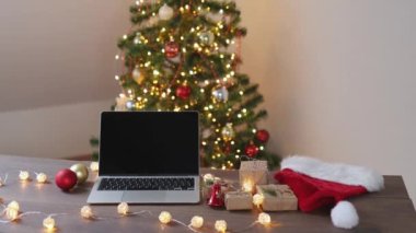 Masada siyah ekranlı kış tatili oturma odası dekorasyonu açıldı.