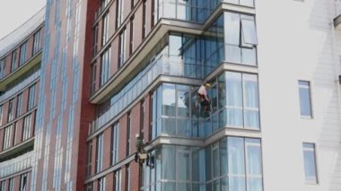 Pencere önü cam temizleyicileri endüstriyel yüksek ofis binasında temizlikçiler