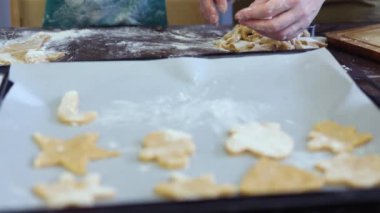 Kafkas çocuk elleri sıra hamuru yerleştiriyor Noel kurabiyeleri pişiriyor tepsi kağıdı