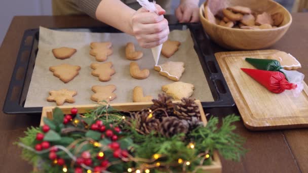 Украшение выпеченные рождественские пряники печенье белое глазури домашняя кухня новый год — стоковое видео
