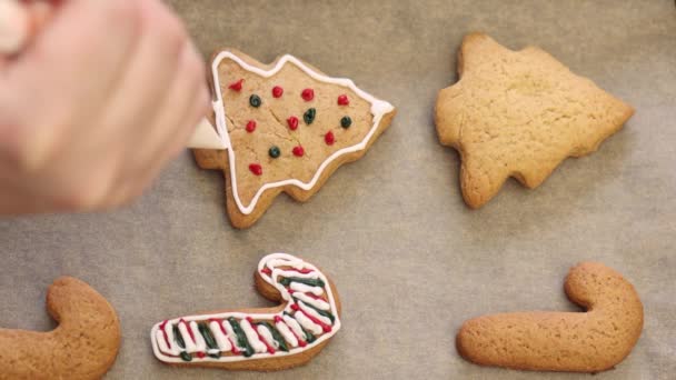 Nahaufnahme Dekoration hausgemachte Lebkuchen Weihnachtsplätzchen Lebensmittel Glasur — Stockvideo