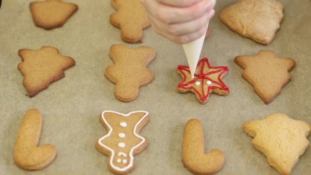 Primer plano decoración casera de pan de jengibre galletas de Navidad glaseado de alimentos — Vídeo de stock