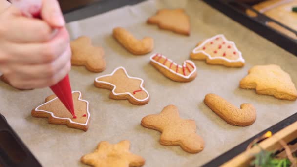 Közelkép dekoráció házi készítésű mézeskalács Karácsonyi sütik élelmiszer cukormáz — Stock videók