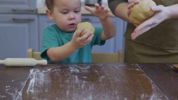 Caucásico bebé niño aprendizaje cocinar juntos madre amasar masa cocina — Vídeos de Stock