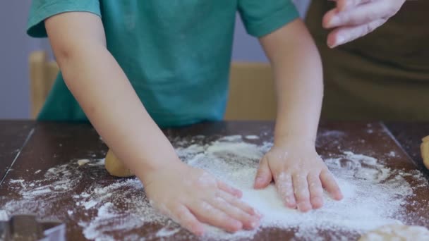Malé dítě a matka vaření společně v kuchyni s moukou syrové těsto — Stock video