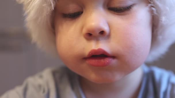 Close-up Mund kaukasischen Baby Kind Junge Weihnachtsmütze essen Kauen Weihnachtsplätzchen — Stockvideo