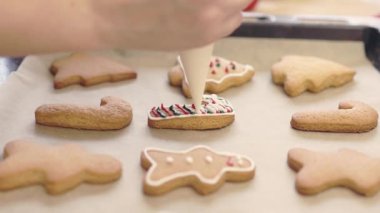 Yakın plan dekorasyon ev yapımı zencefilli çörekler Noel kurabiyeleri gıda kreması. 
