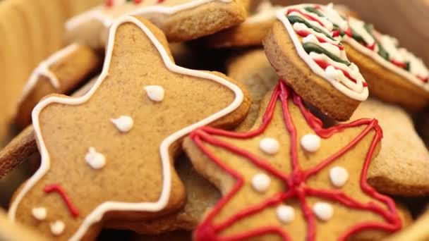 Primer plano tradicional Navidad galletas de jengibre decoradas glaseado azúcar glaseado — Vídeos de Stock