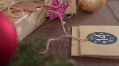 Yılbaşı takvimi hazırlamak ev yapımı el işi el yapımı el işleri rakam etiketleri yapıştırmak 