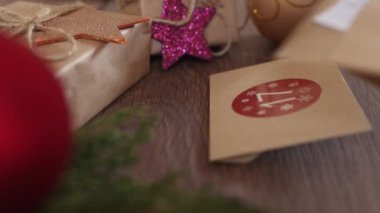 Yılbaşı takvimi hazırlamak ev yapımı el işi el yapımı el işleri rakam etiketleri yapıştırmak 