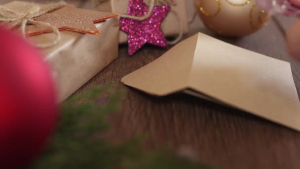 Így karácsonyi adventi naptár DIY házi készítésű kézműves borítékok számok matricák — Stock videók