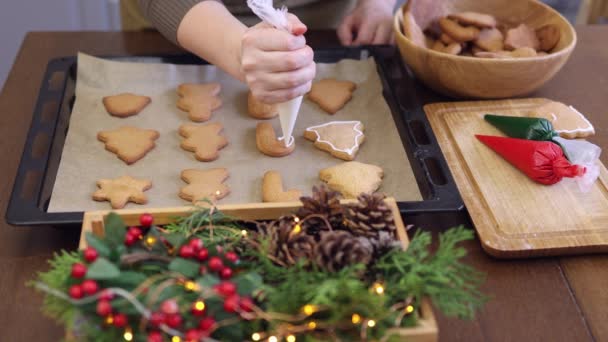 Dekoráció sült karácsonyi mézeskalács cookie-k fehér máz otthon konyha újév — Stock videók