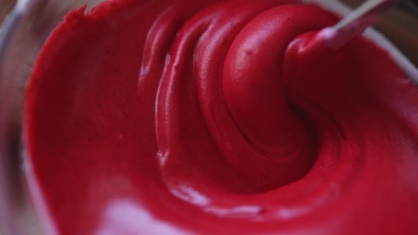 Făcând glazură roșie albă glazură zahăr gheață pentru biscuiți cookie-uri decorațiuni de amestecare a culorii — Videoclip de stoc