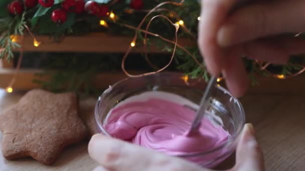 Виготовлення біло-червоної глазур'ю цукрової глазурі для печива печива прикраси змішування кольору — стокове відео