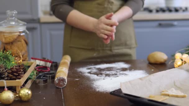 Μαγείρεμα παραδοσιακά χριστουγεννιάτικα γλυκά μπισκότα μελόψωμο αγνώριστο θηλυκό — Αρχείο Βίντεο