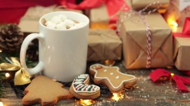 Kış tatili konsepti: el işi hediye kutuları köknar ağacı, kurabiye, şekerleme