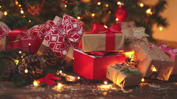 Beaucoup de cadeaux de Noël boîtes en papier artisanat arc rouge ruban sapin lumières — Video