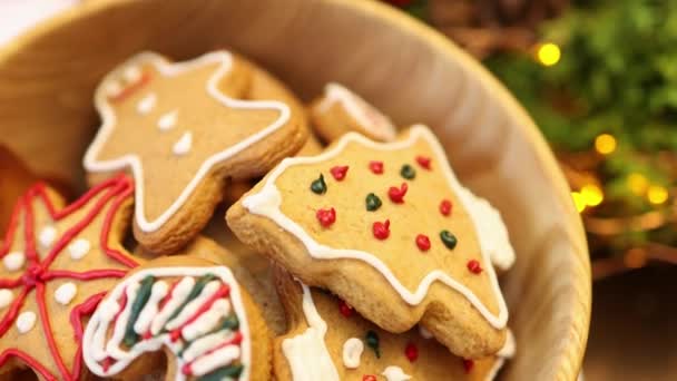 Nahaufnahme traditionelle Weihnachten Lebkuchen dekoriert Glasur Puderzucker — Stockvideo