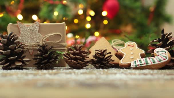 Inverno feriados celebração fundo artesanato caixa de presente, cones de pinho, biscoitos luz — Vídeo de Stock